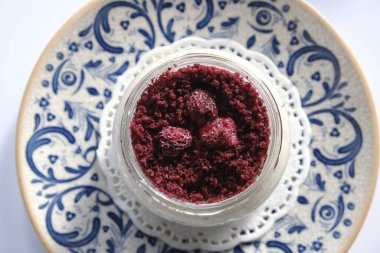 Kavanozda çok lezzetli tatlı, kavanozda tatlı ve kek.