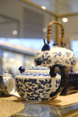 Çantalar, tabaklar mağazadaki rafta duruyor.