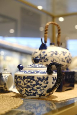 Çantalar, tabaklar mağazadaki rafta duruyor.