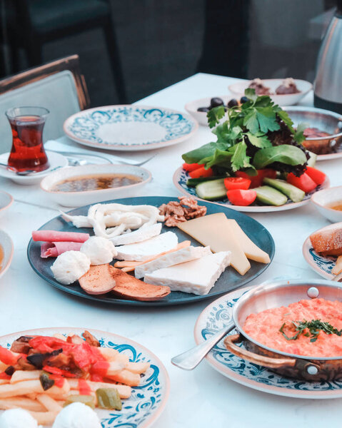 Богатый и вкусный турецкий завтрак
