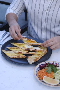 Geleneksel Türkçe fırında pide. Türk pizzası, Orta Doğu aperatifleri. Türk mutfağı. Et ile doldurulmuş çam