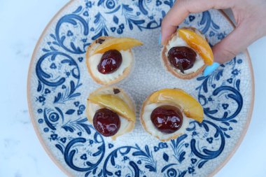 Masada lezzetli bir pasta var.
