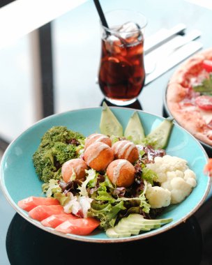 Taze salata tabağı ile karışık yeşillik