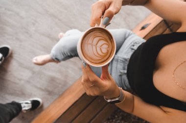 Masanın üzerinde bir fincan kahve. 