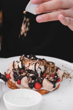 Çikolata soslu lezzetli waffle. 