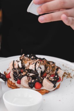 Çikolata soslu lezzetli waffle. 