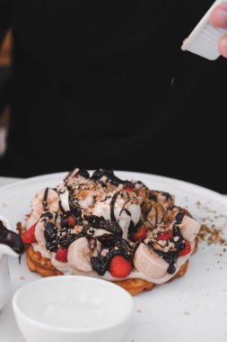 Çikolata soslu lezzetli waffle. 