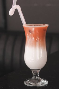 Masanın üzerinde bir fincan kahve. 