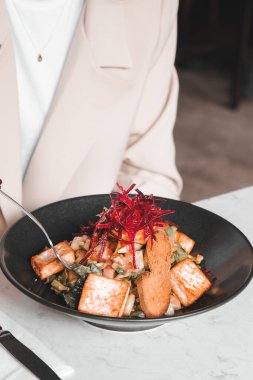 Taze salata tabağı ile karışık yeşillik