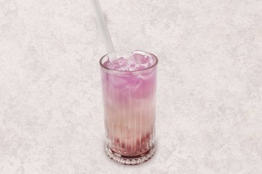 Lokantadaki masada alkol kokteyli.