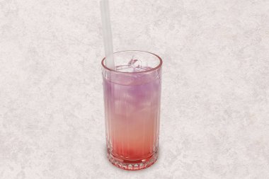 Lokantadaki masada alkol kokteyli.