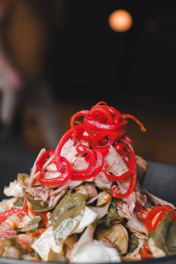 Taze salata tabağı ile karışık yeşillik