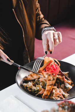 Taze salata tabağı ile karışık yeşillik