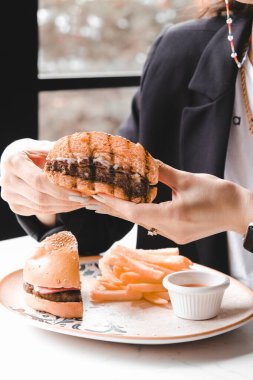 Taze sebzeli ev yapımı hamburger.