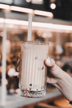 Masanın üzerinde bir fincan kahve. 