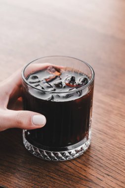 Masanın üzerinde bir fincan kahve. 