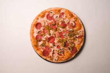 Lezzetli karışık İtalyan pizzası.