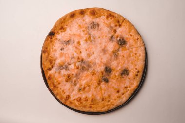 Lezzetli karışık İtalyan pizzası.