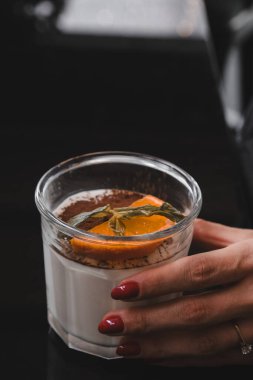 Bardakta tatlı, fincanda kek.