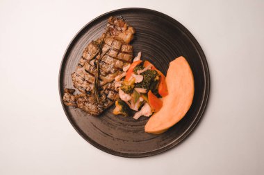 Masada lezzetli tavuk yemeği