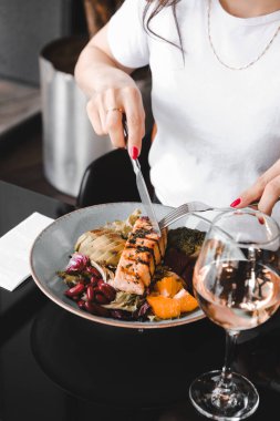 Masada lezzetli tavuk yemeği