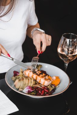 Masada lezzetli tavuk yemeği