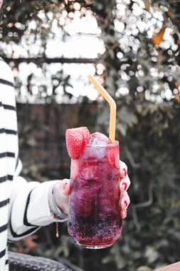 Lokantada alkol kokteyli.