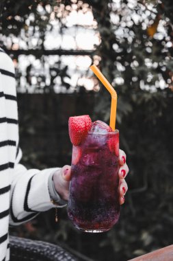 Lokantada alkol kokteyli.