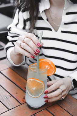 Lokantada alkol kokteyli.