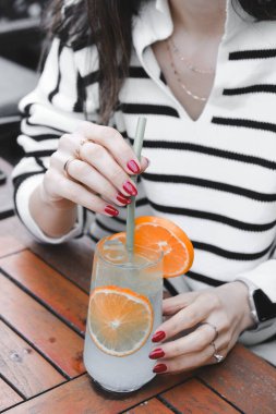 Lokantada alkol kokteyli.