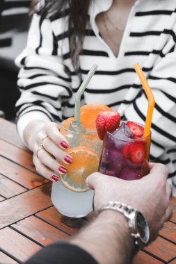 Lokantada alkol kokteyli.