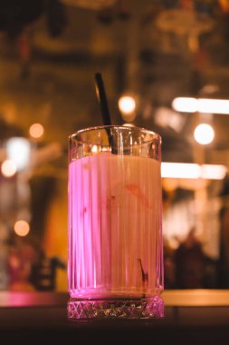 Bir bardak ahududu milkshake, krem şanti ve taze ahududu.