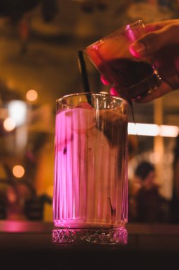 Bir bardak ahududu milkshake, krem şanti ve taze ahududu.