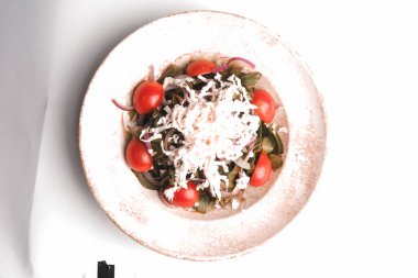 Taze salata tabağı ile karışık yeşillik