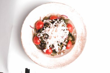 Taze salata tabağı ile karışık yeşillik