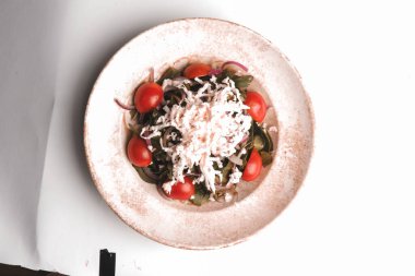 Taze salata tabağı ile karışık yeşillik