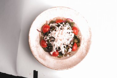 Taze salata tabağı ile karışık yeşillik