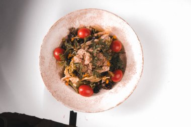 Taze salata tabağı ile karışık yeşillik