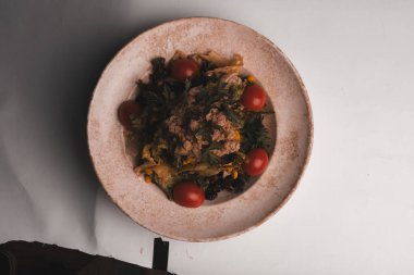 Taze salata tabağı ile karışık yeşillik