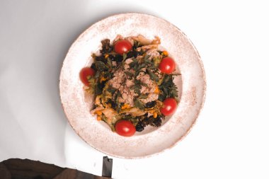 Taze salata tabağı ile karışık yeşillik