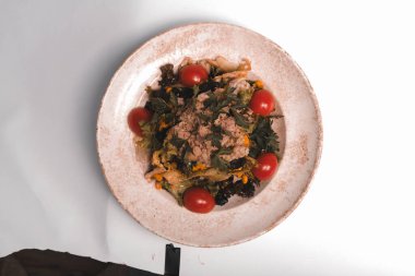 Taze salata tabağı ile karışık yeşillik