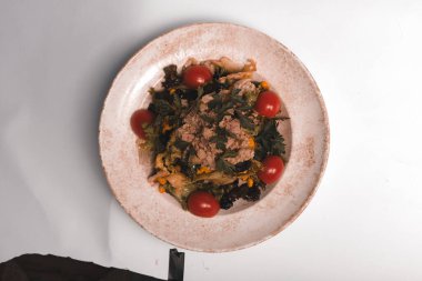 Taze salata tabağı ile karışık yeşillik