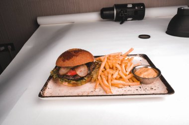 Taze sebzeli ev yapımı hamburger.