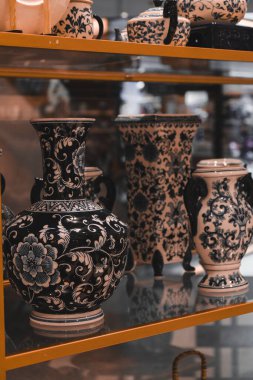 Mağazadaki rafta duran ev eşyaları