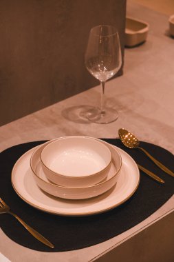 Çantalar, tabaklar mağazadaki rafta duruyor.