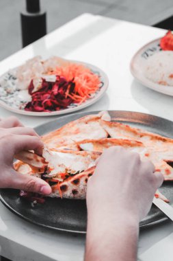 Geleneksel Türkçe fırında pide. Türk pizzası, Orta Doğu aperatifleri. Türk mutfağı. Et ile doldurulmuş çam