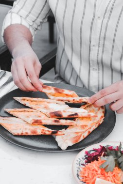 Geleneksel Türkçe fırında pide. Türk pizzası, Orta Doğu aperatifleri. Türk mutfağı. Et ile doldurulmuş çam