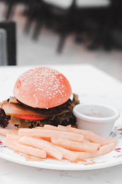 Taze sebzeli ev yapımı hamburger.