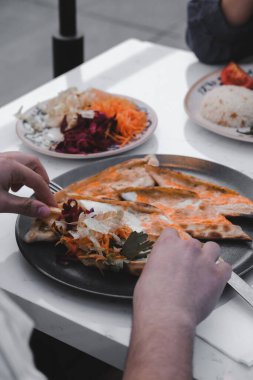 Geleneksel Türkçe fırında pide. Türk pizzası, Orta Doğu aperatifleri. Türk mutfağı. Et ile doldurulmuş çam