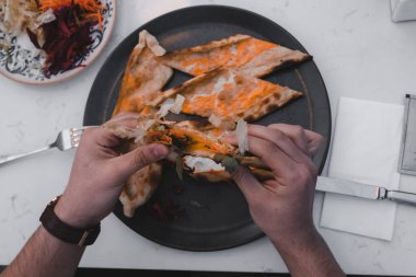 Geleneksel Türkçe fırında pide. Türk pizzası, Orta Doğu aperatifleri. Türk mutfağı. Et ile doldurulmuş çam